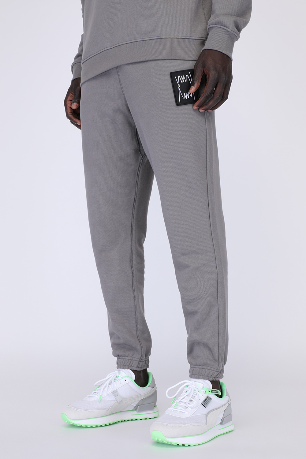 תמונת כל הלוק של Mercedes Future Rider F1 Motorsport Shoes in Silver and White